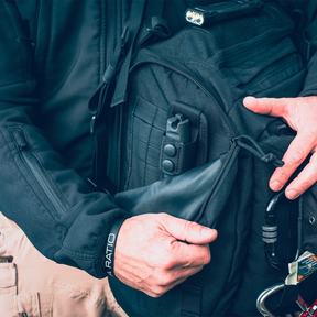 Extrema Ratio Sentinel Backpack: Zaino tattico da 35 litri. Dotato di sistema MOLLE laser-cut, scomparto principale ad apertura completa, tasche dedicate per laptop e sacca idrica. Include schienale traspirante termoforato e maniglia in paracord intrecciato per massima resistenza.