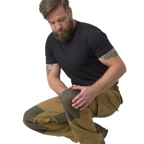 Helikon-Tex Pilgrim Pants pantaloni tecnici in tessuto DuraCanvas con rinforzi sulle ginocchia, tasche e vita rialzata per protezione renale. Ideali per bushcraft, escursionismo e attività outdoor impegnative.