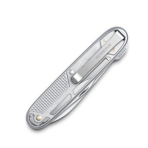 Victorinox Synergy X Alox. Multiuso con guancette in alluminio zigrinato e manico caratterizzato da fresature decorative. Dotato di lama principale, forbici di precisione, apriscatole e lima multifunzione. Design esclusivo che unisce eleganza e funzionalità per il porto quotidiano.