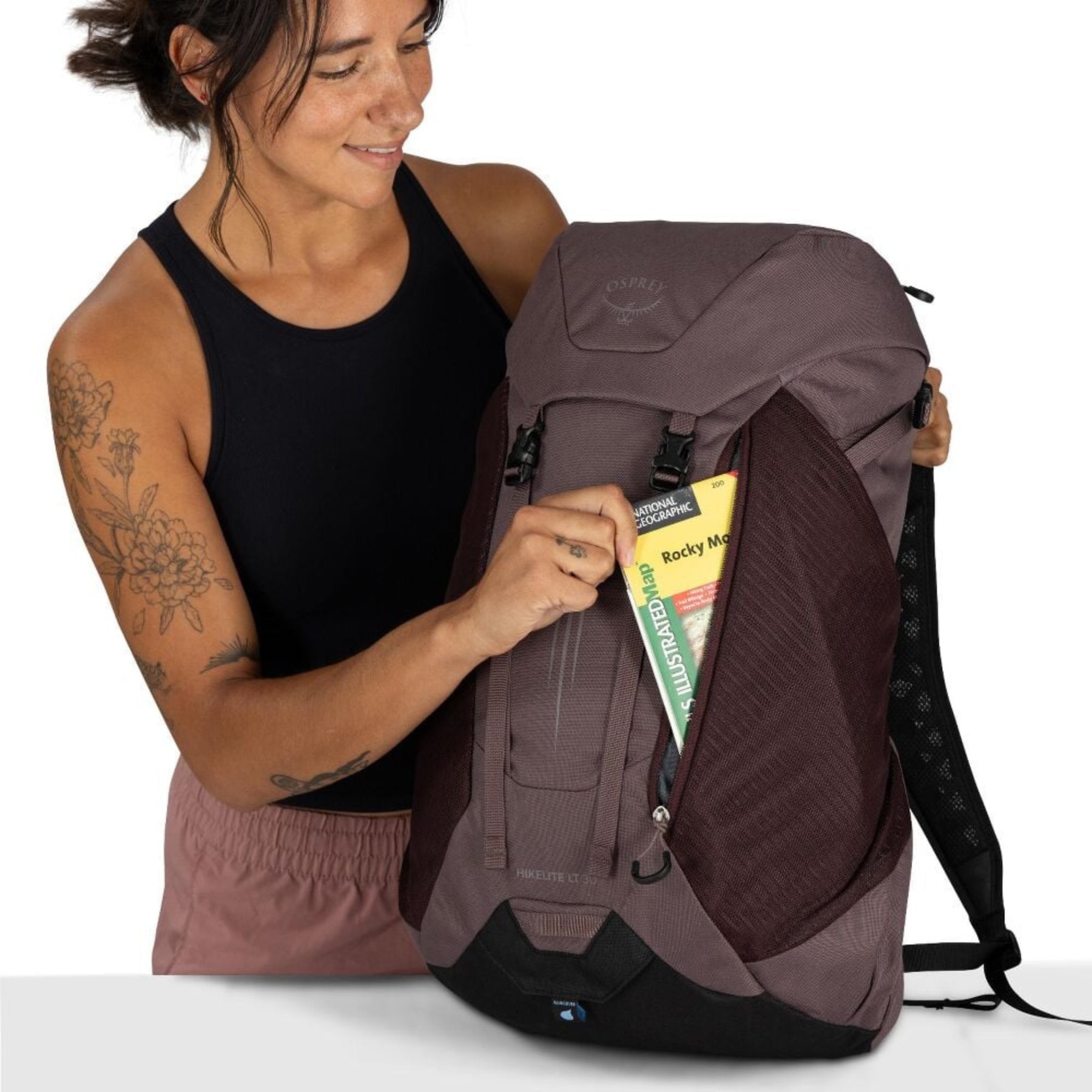 Osprey Hikelite LT 30 Zaino da 30 L ultraleggero da trekking ed escursionismo con schienale ventilato AirSpeed, tasche laterali in rete elasticizzata, spallacci ergonomici e chiusura a cappuccio con fibbie per outdoor su sfondo bianco.
