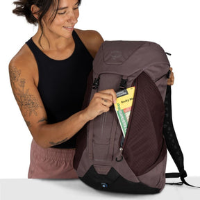 Osprey Hikelite LT 30 Zaino da 30 L ultraleggero da trekking ed escursionismo con schienale ventilato AirSpeed, tasche laterali in rete elasticizzata, spallacci ergonomici e chiusura a cappuccio con fibbie per outdoor su sfondo bianco.