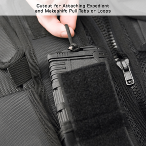 UTG AR15 Polymer Magazine: Caricatore da 30 colpi per calibro .223 Remington e 5.56x45 NATO. Realizzato in polimero ad alta resistenza con texture antiscivolo per un cambio rapido e sicuro. Dotato di elevatore blu anti-inclinazione e molla in acciaio inossidabile per un'alimentazione affidabile.