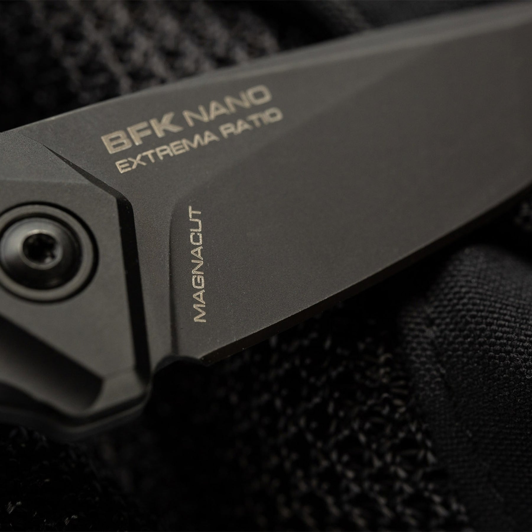 Extrema Ratio BFK NANO coltello a lama fissa neck knife compatto con lama drop point in acciaio, guancette ergonomiche sagomate e foro passante per cordino da porto al collo o EDC tattico