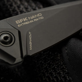 Extrema Ratio BFK NANO coltello a lama fissa neck knife compatto con lama drop point in acciaio, guancette ergonomiche sagomate e foro passante per cordino da porto al collo o EDC tattico