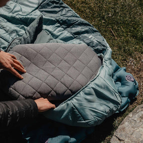 Klymit Luxe Pillow cuscino da trekking gonfiabile con fodera trapuntata a rombi morbida e rimovibile per il massimo comfort in campeggio. Ideale per escursionismo, viaggi e outdoor, dotato di etichetta con logo cucita sul lato, fotografato isolato su sfondo bianco.