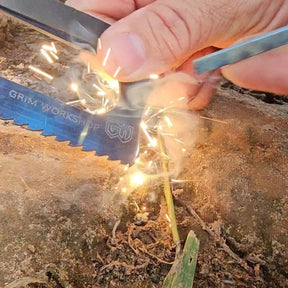 Grim Workshop Firefly Saw Card mini seghetto di emergenza con lama dentata e acciarino integrato in formato carta di credito per kit di sopravvivenza