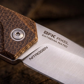 Extrema Ratio BFK Pixel coltello a lama fissa compatto con profilo tanto modificato,  impugnatura ergonomica scanalata e passante per cordino ideale per everyday carry tattico
