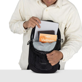 Osprey Quasar Sling borsa monospalla da 6 L adatta per l'uso quotidiano. Presenta uno spallaccio singolo imbottito e ambidestro, schienale ventilato AirScape, ampio scomparto principale con tasca per tablet, cordino elastico frontale e daisy chain per il fissaggio di attrezzatura outdoor.