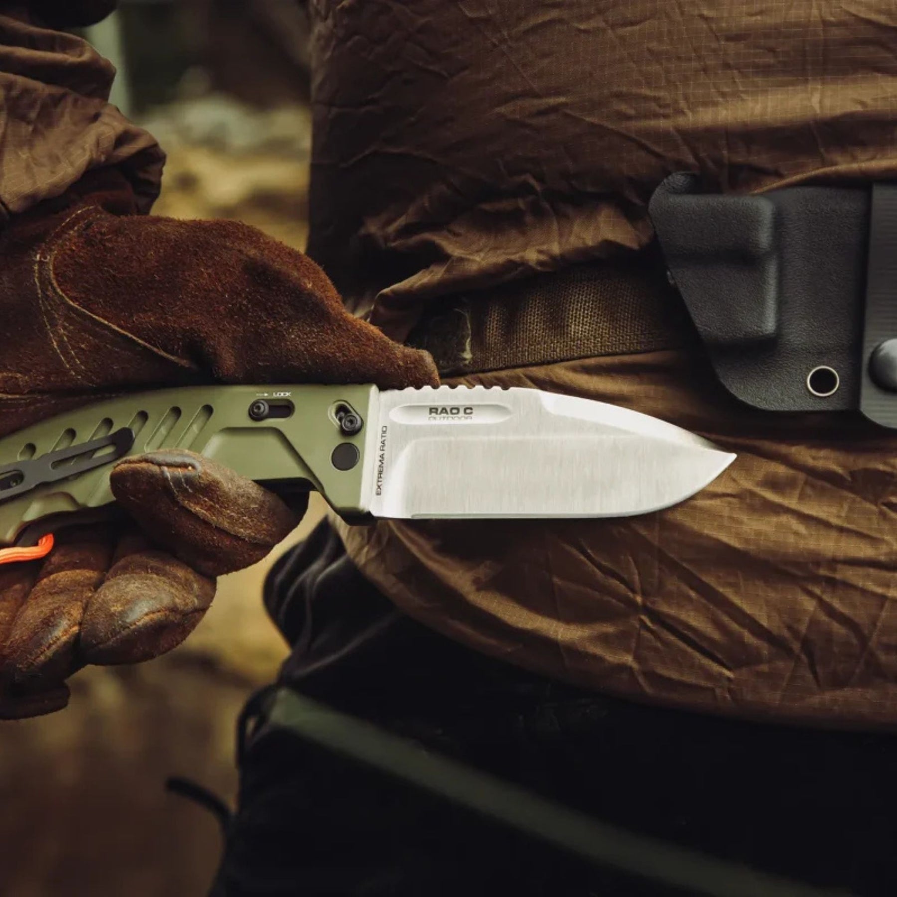 Extrema Ratio RAO C Outdoor. Coltello chiudibile compatto per bushcraft. Lama robusta drop point in acciaio, manico ergonomico in alluminio con grip strutturato, sistema di blocco di sicurezza e clip reversibile. Strumento professionale per sopravvivenza.