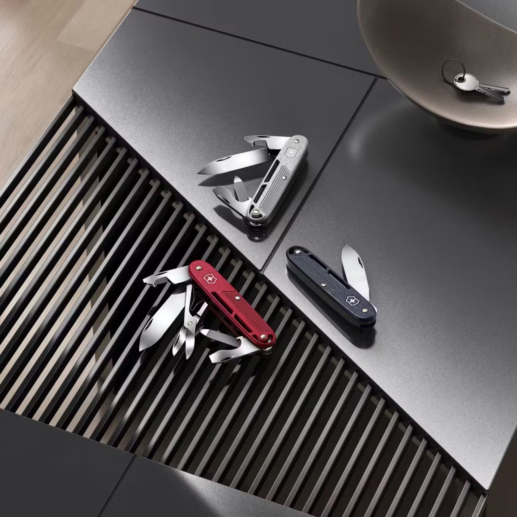 Victorinox Synergy X Alox. Multiuso con guancette in alluminio zigrinato e manico caratterizzato da fresature decorative. Dotato di lama principale, forbici di precisione, apriscatole e lima multifunzione. Design esclusivo che unisce eleganza e funzionalità per il porto quotidiano.