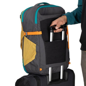 Osprey Daylite Carry-On Travel Pack 35 zaino da 35 litri ottimizzato per i viaggi con spallacci imbottiti, tasca frontale con zip, cinghie di compressione e tasche laterali elasticizzate. Un bagaglio a mano versatile ideale per escursioni e spostamenti.