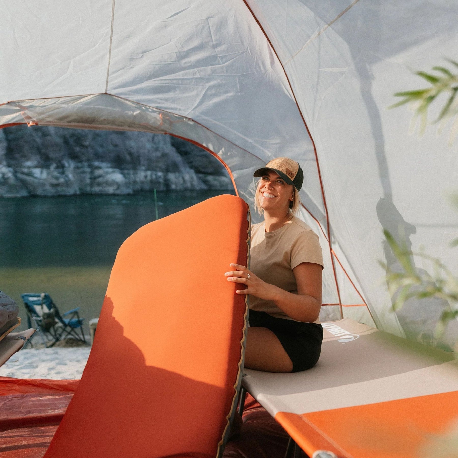 Klymit Insulated Klymaloft Sleeping Pad materassino gonfiabile ibrido con strato superiore in schiuma e base a camere d'aria per campeggio e trekking.