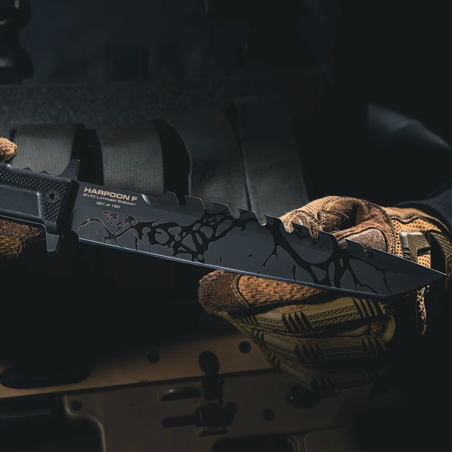 Extrema Ratio Harpoon F EVO Limited Edition: Coltello a lama fissa tattico in serie limitata di 150 esemplari. Lama in acciaio N690 con seghettatura dorsale. Impugnatura ergonomica in G10 e fodero tecnico incluso. Pezzo da collezione per professionisti e appassionati.