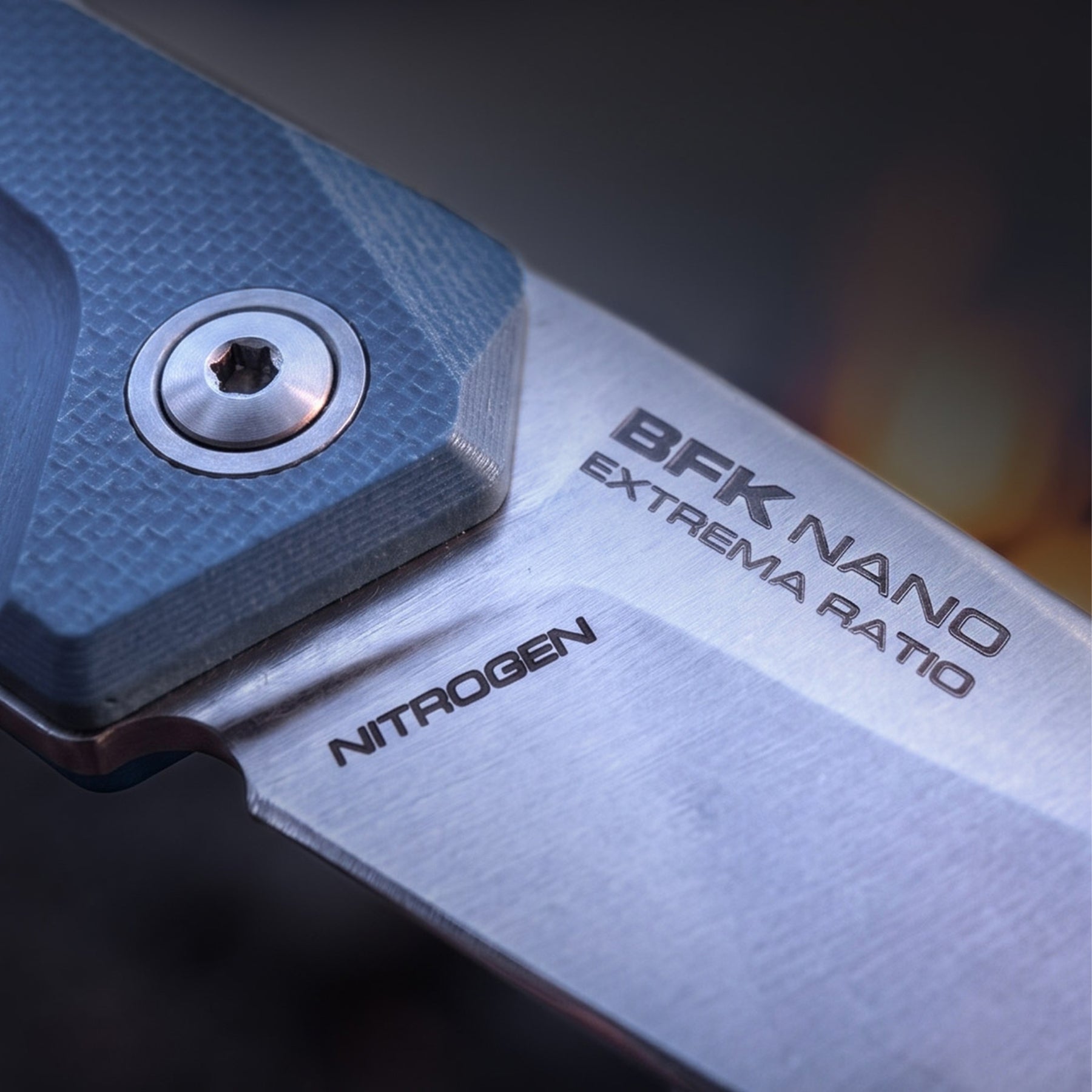 Extrema Ratio BFK NANO coltello a lama fissa neck knife compatto con lama drop point in acciaio, guancette ergonomiche sagomate e foro passante per cordino da porto al collo o EDC tattico