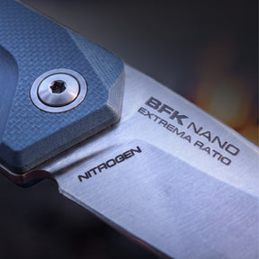 Extrema Ratio BFK NANO coltello a lama fissa neck knife compatto con lama drop point in acciaio, guancette ergonomiche sagomate e foro passante per cordino da porto al collo o EDC tattico