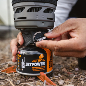 Jetboil Zip Fast Boil System, fornello a gas per campeggio e trekking, sistema di cottura personale rapido, tazza da 0.8L con coibentazione nera e stabilizzatore arancione, SU BACKPACCO.IT