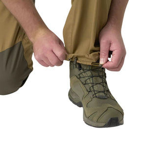 Helikon-Tex Pilgrim Pants pantaloni tecnici in tessuto DuraCanvas con rinforzi sulle ginocchia, tasche e vita rialzata per protezione renale. Ideali per bushcraft, escursionismo e attività outdoor impegnative.