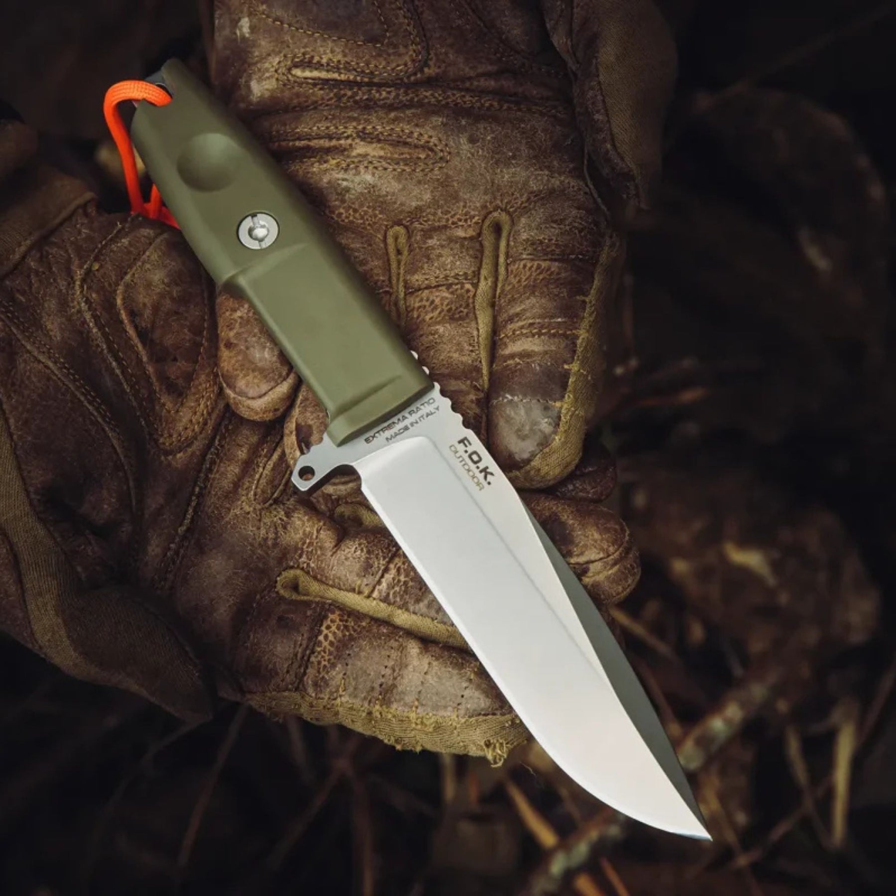 Extrema Ratio F.O.K. Outdoor coltello a lama fissa. Lama in acciaio Nitrogen 58 HRC con profilo drop point e finitura satinata. Manico ergonomico smontabile con singolo vite di fissaggio e laccio di sicurezza. Design compatto e robusto ideale per bushcraft e attività all'aperto.