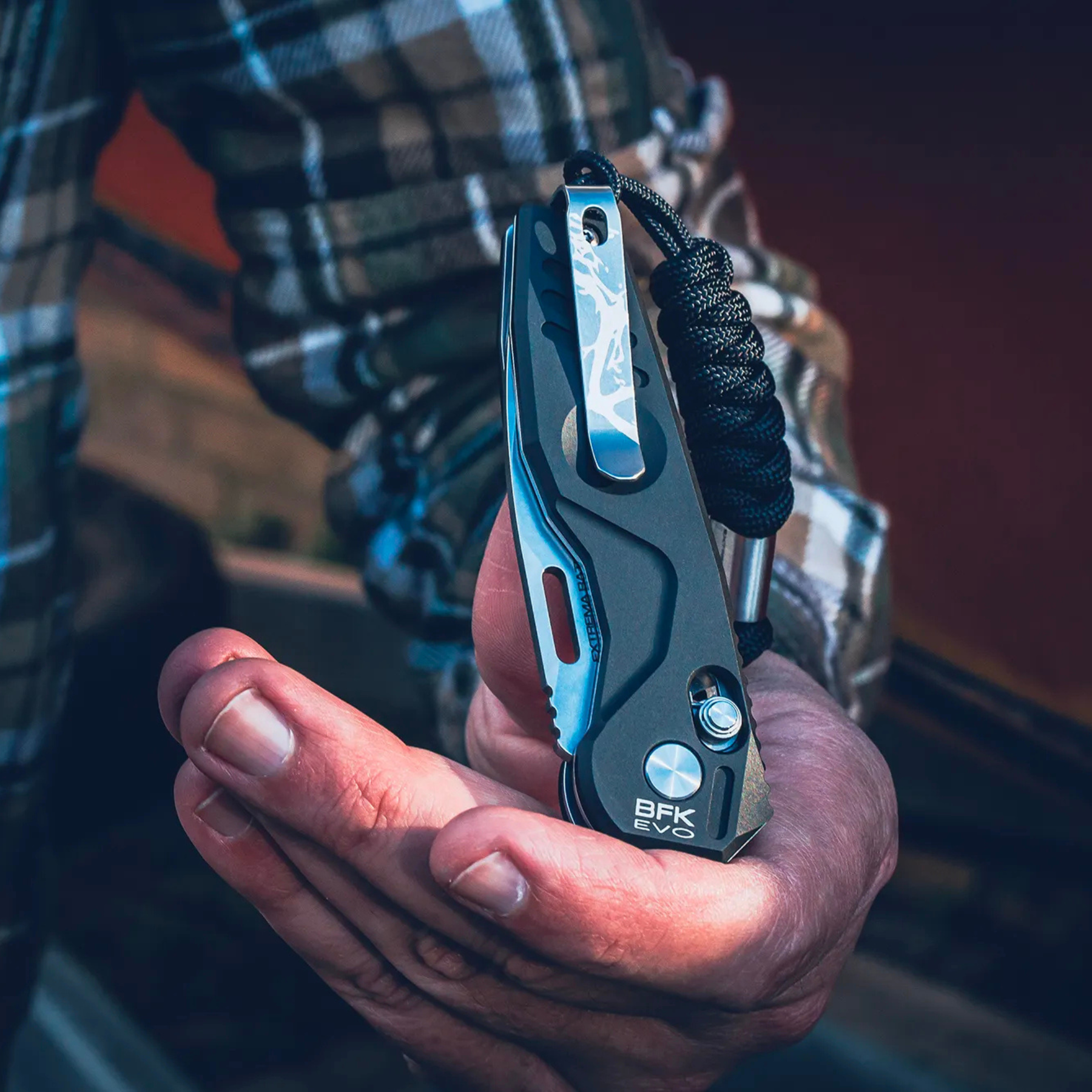 Set Extrema Ratio The Carry Box in edizione limitata, confezione regalo che include un coltello chiudibile BFK EVO, un cappellino nero da baseball, un portafoglio in pelle nero e una piastrina multifunzione in metallo (card tool)