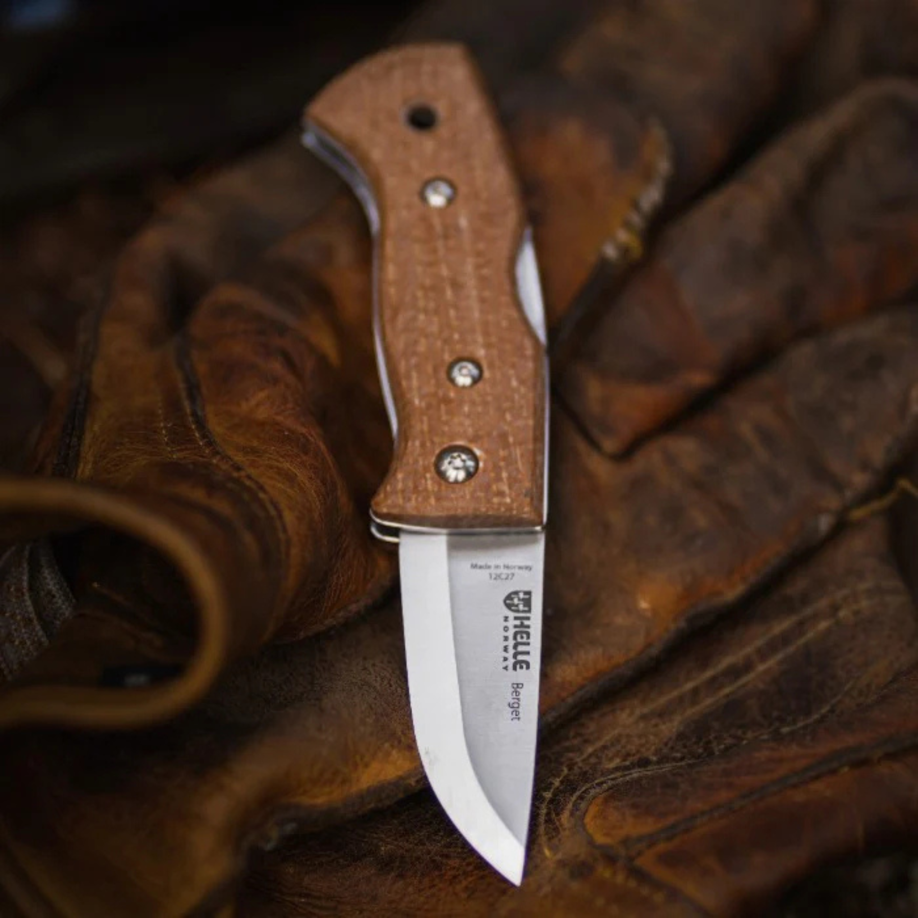 Helle Berget Coltello chiudibile robusto con lama in acciaio inossidabile Sandvik 12C27 e manico ergonomico in Micarta sagomata per una presa sicura dotato di sistema di blocco affidabile e design scandinavo funzionale ideale per bushcraft attività outdoor e porto quotidiano