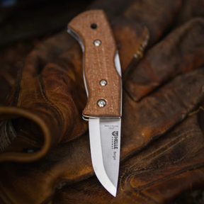 Helle Berget Coltello chiudibile robusto con lama in acciaio inossidabile Sandvik 12C27 e manico ergonomico in Micarta sagomata per una presa sicura dotato di sistema di blocco affidabile e design scandinavo funzionale ideale per bushcraft attività outdoor e porto quotidiano