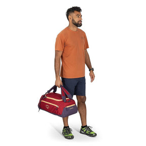 Osprey Daylite Duffel 30 borsone compatto da 30 litri in poliestere riciclato con apertura a U, tasche laterali con zip, spallacci imbottiti convertibili per trasporto a zaino o a tracolla, ideale per palestra, viaggi brevi, sport e uso quotidiano