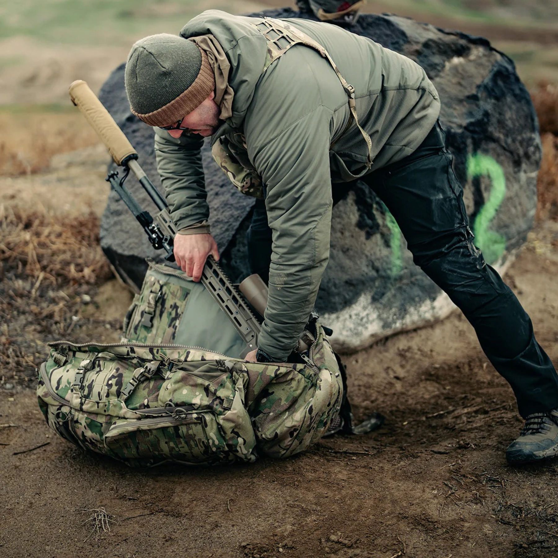 Eberlestock Spectre: Zaino tecnico per fucile da 50.8 litri progettato per massimizzare la leggerezza senza compromettere la resistenza. Realizzato con materiali d'avanguardia, presenta un sistema di sospensione regolabile, accesso multiplo al vano principale e pannelli esterni MOLLE laser-cut per l'espansione del carico. Ideale per missioni a lungo raggio e spedizioni outdoor che richiedono versatilità e organizzazione superiore.