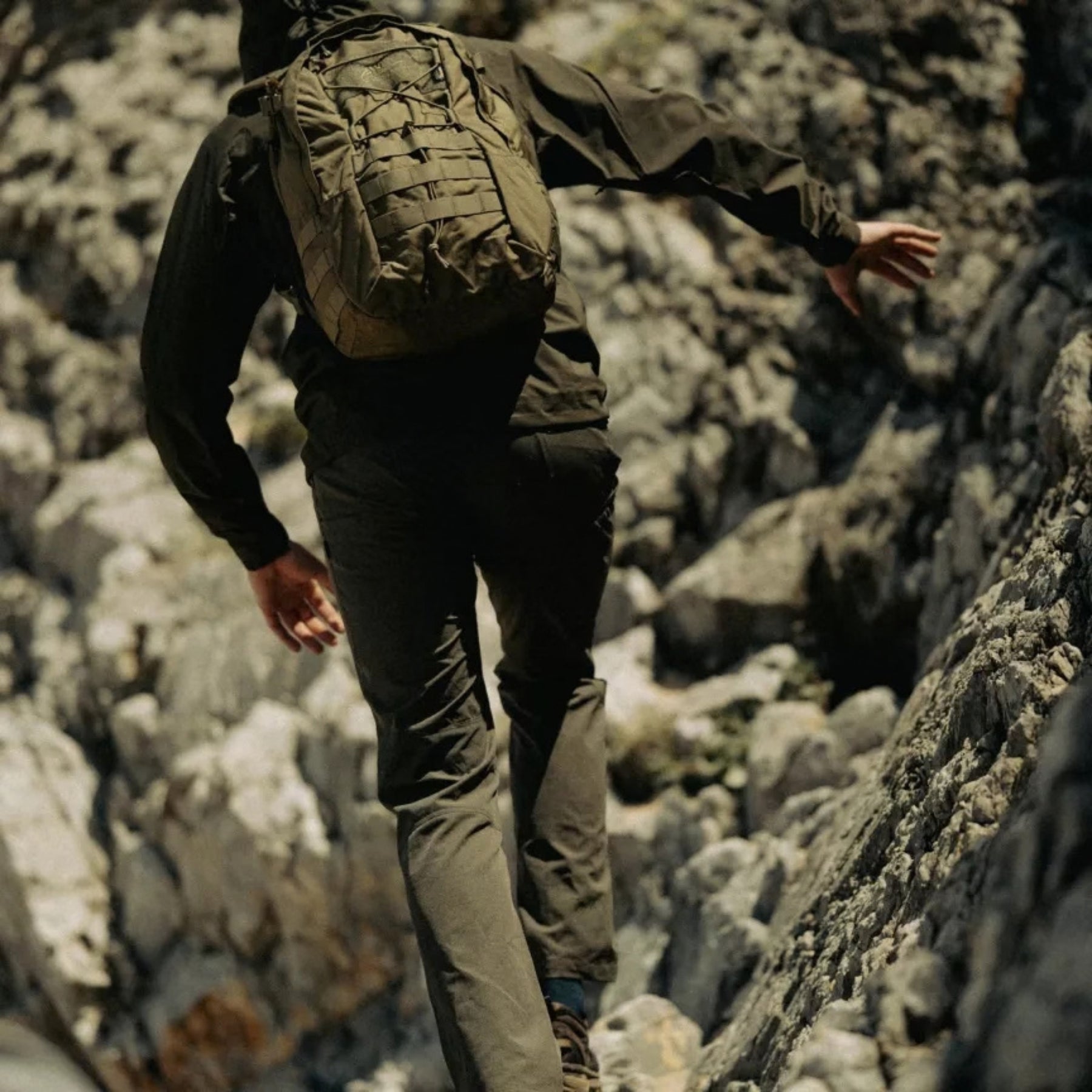 Helikon-Tex EDC Backpack zaino compatto da 24 litri in Cordura con passanti MOLLE PALS, cordino elastico frontale e pannello a strappo, ideale per porto quotidiano, escursionismo e outdoor.