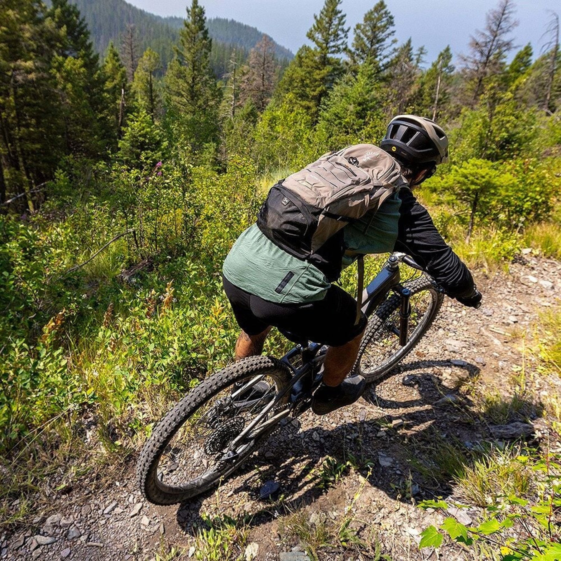 Osprey Raptor 14 zaino da ciclismo e mountain bike da 14 litri con pannello posteriore ventilato AirScape, attacco esterno per casco LidLock, scomparto per sacca idrica e sistema portattrezzi ToolWrap integrato per massima stabilità durante le uscite outdoor.