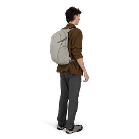Osprey Daylite Plus Driftshade zaino multiruolo da 20 litri con scomparto per laptop e sacca idrica, tasche laterali in mesh, cinghie di compressione e schienale traspirante AirScape, in edizione limitata per trekking, viaggi e uso quotidiano.