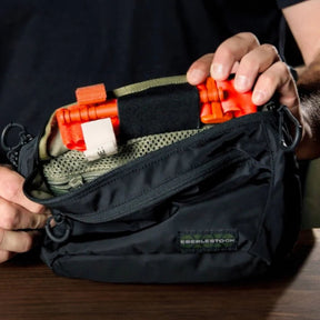 Eberlestock Bando Bag Marsupio tattico low-profile per EDC e porto occulto. Design discreto con tasca posteriore dedicata ad accesso rapido per arma e scomparto principale organizzato. Include passante per laccio emostatico. Soluzione versatile per sicurezza personale e urban carry. 2 misure.