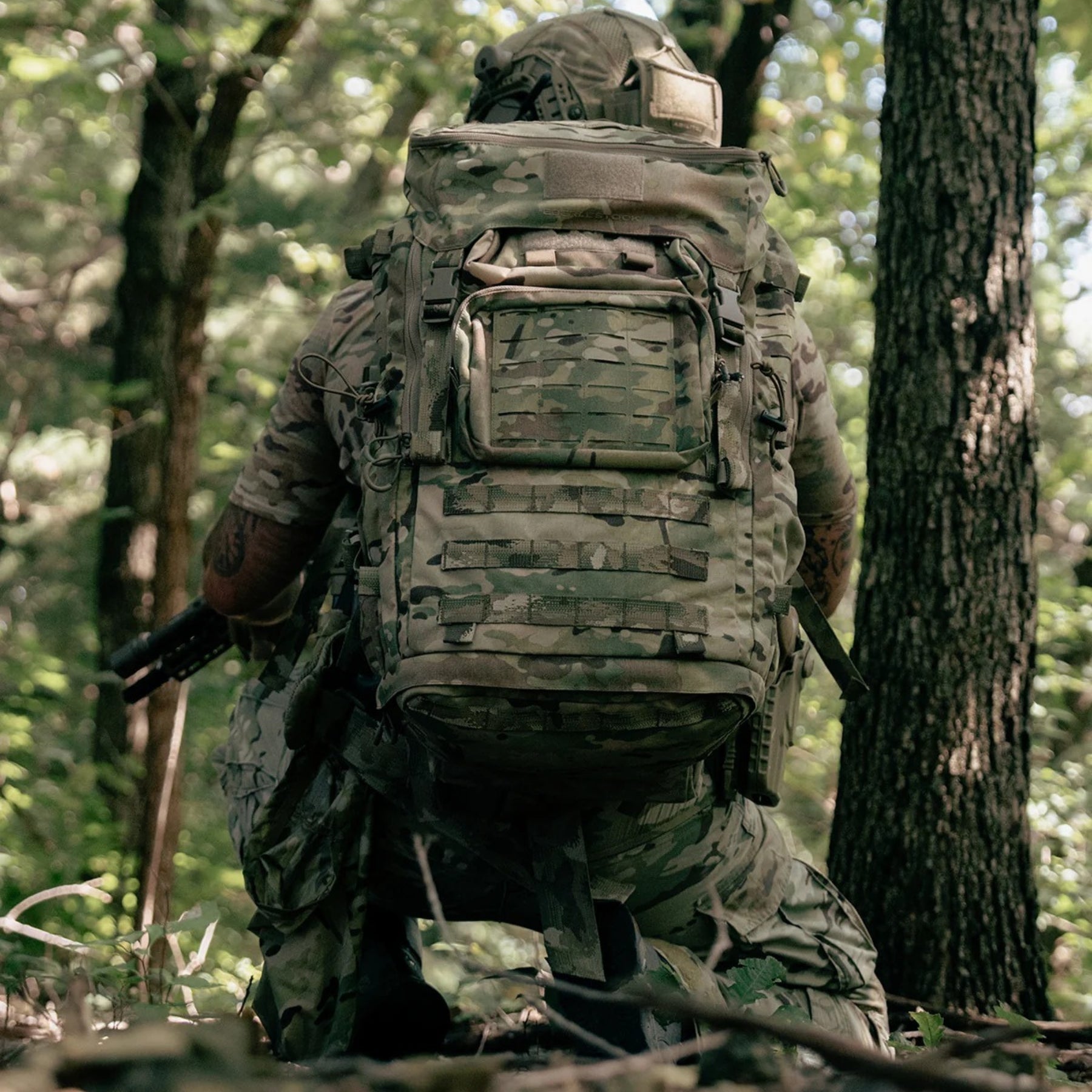 Eberlestock Mission Ruck zaino tattico militare da 79.22 litri con sistema MOLLE e tasche modulari frontali e laterali, FUNZIONA ESCLUSIVAMENTE CON IL TELAIO MISSION EMOD. Caratterizzato da cinghie di compressione e pannello in velcro per patch, ideale per escursioni tecniche, trekking intensivo e utilizzi operativi professionali.