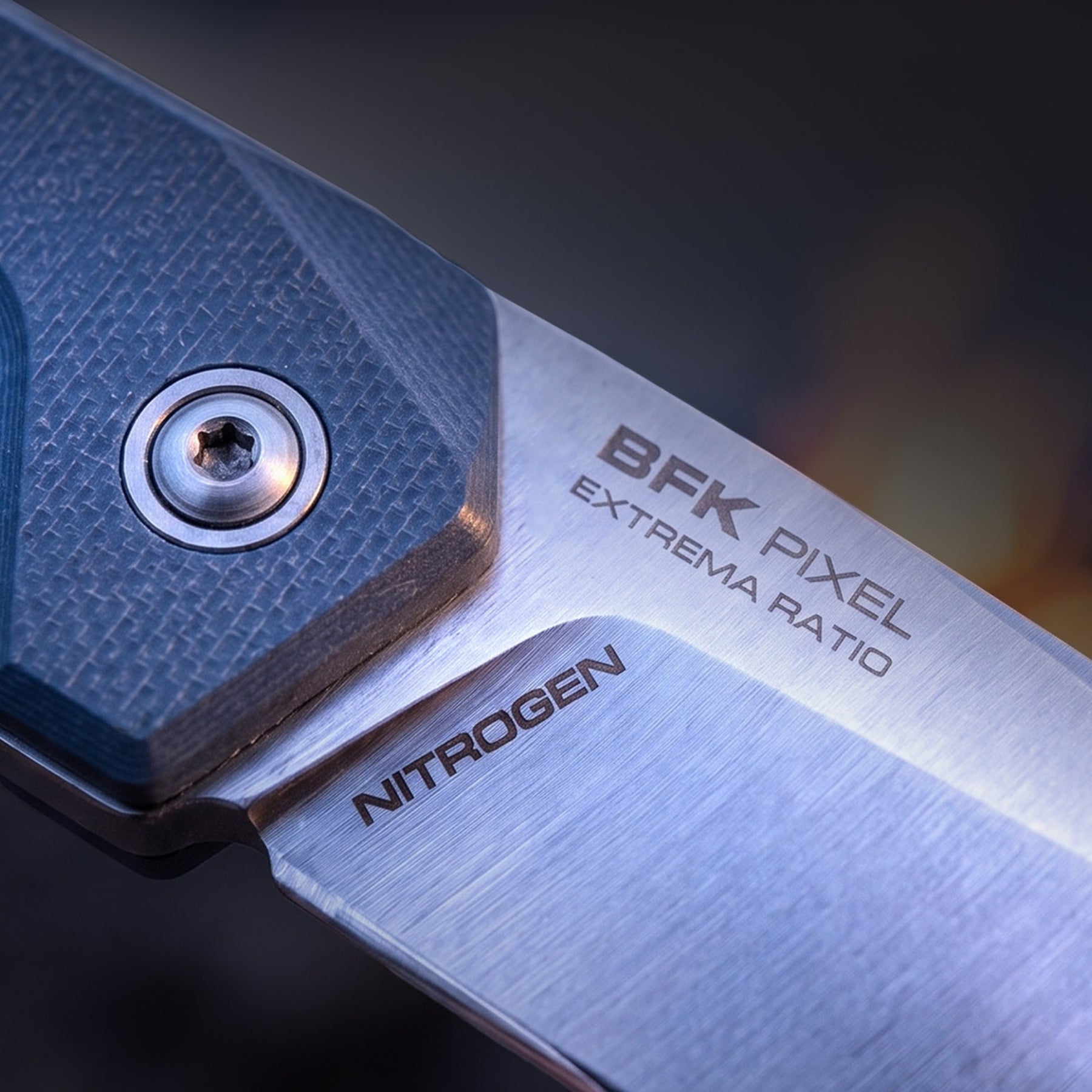 Extrema Ratio BFK Pixel coltello a lama fissa compatto con profilo tanto modificato,  impugnatura ergonomica scanalata e passante per cordino ideale per everyday carry tattico