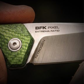 Extrema Ratio BFK Pixel coltello a lama fissa compatto con profilo tanto modificato,  impugnatura ergonomica scanalata e passante per cordino ideale per everyday carry tattico