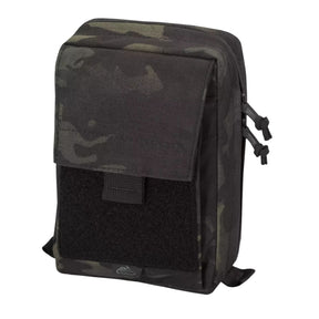 Helikon-Tex Urban Admin Pouch. Tasca organizer tattica in Cordura con pannello velcro frontale e tasca esterna espandibile. Interno a portafoglio con elastici e scomparti per fissaggio torce, multitool e blocchi appunti. Soluzione EDC modulare per organizzazione attrezzatura urbana.