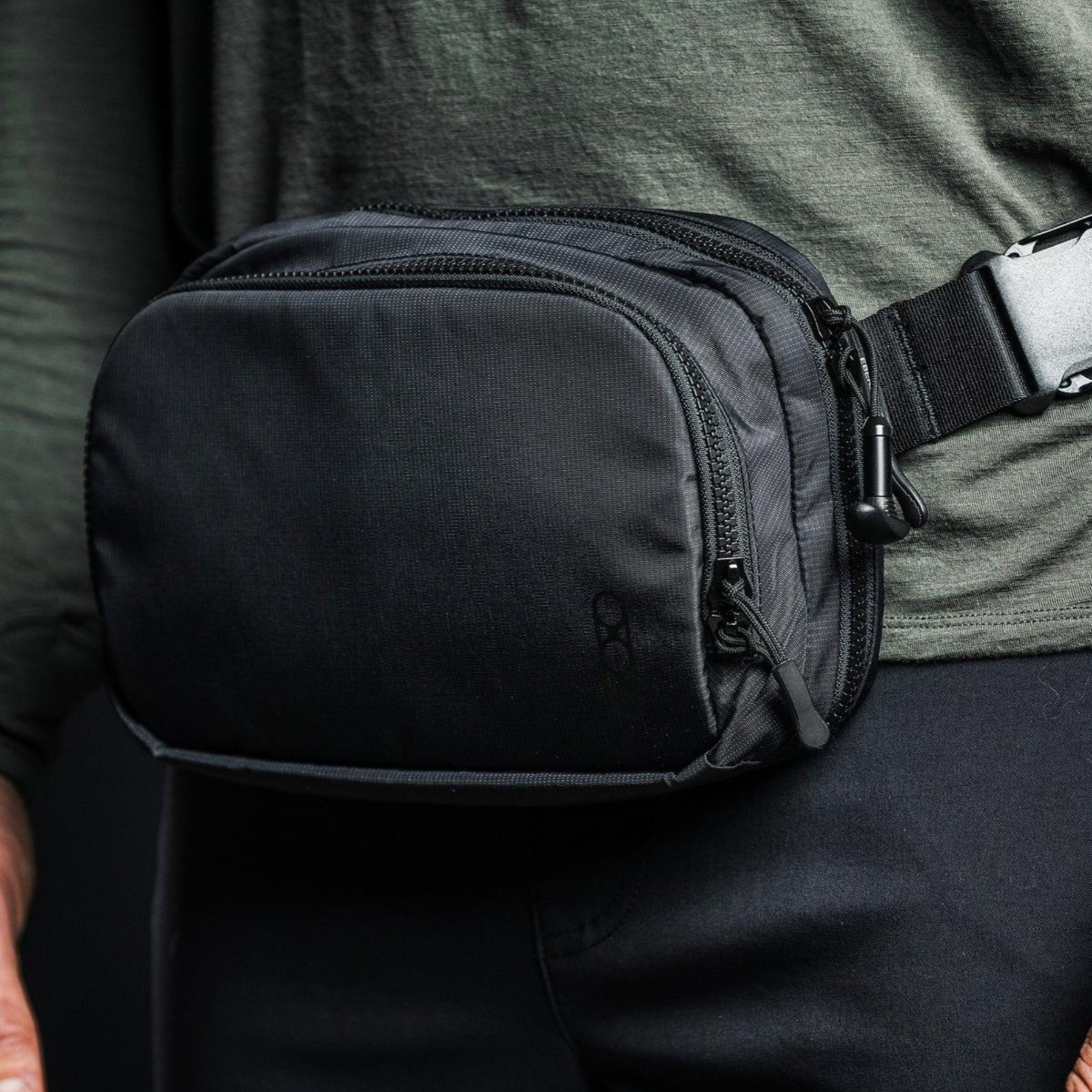 EBERLESTOCK FADE FLEX Marsupio tattico CCW. Versatile marsupio a tracolla per trasporto arma da fuoco con accesso rapido CCW e sistema interno foderato in loop per accessori. Realizzato in Nylon mini-Ripstop 210D, peso 312g e cintura regolabile fino a 55 pollici.