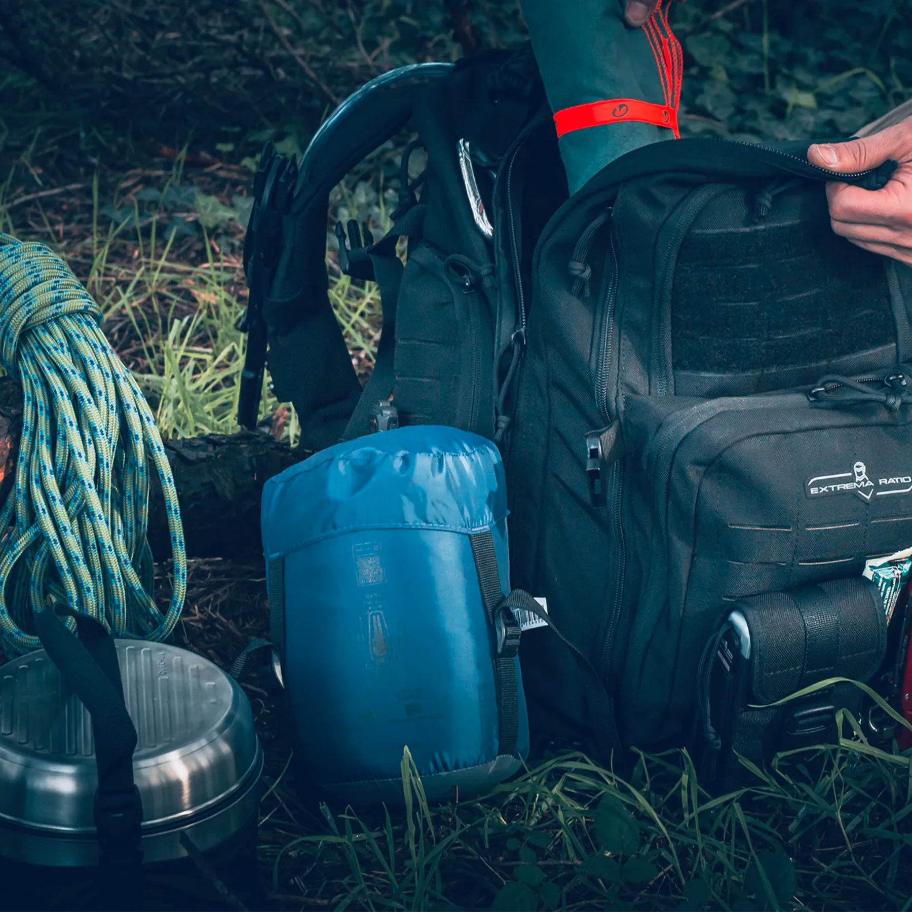 Extrema Ratio Sentinel Backpack: Zaino tattico da 35 litri. Dotato di sistema MOLLE laser-cut, scomparto principale ad apertura completa, tasche dedicate per laptop e sacca idrica. Include schienale traspirante termoforato e maniglia in paracord intrecciato per massima resistenza.