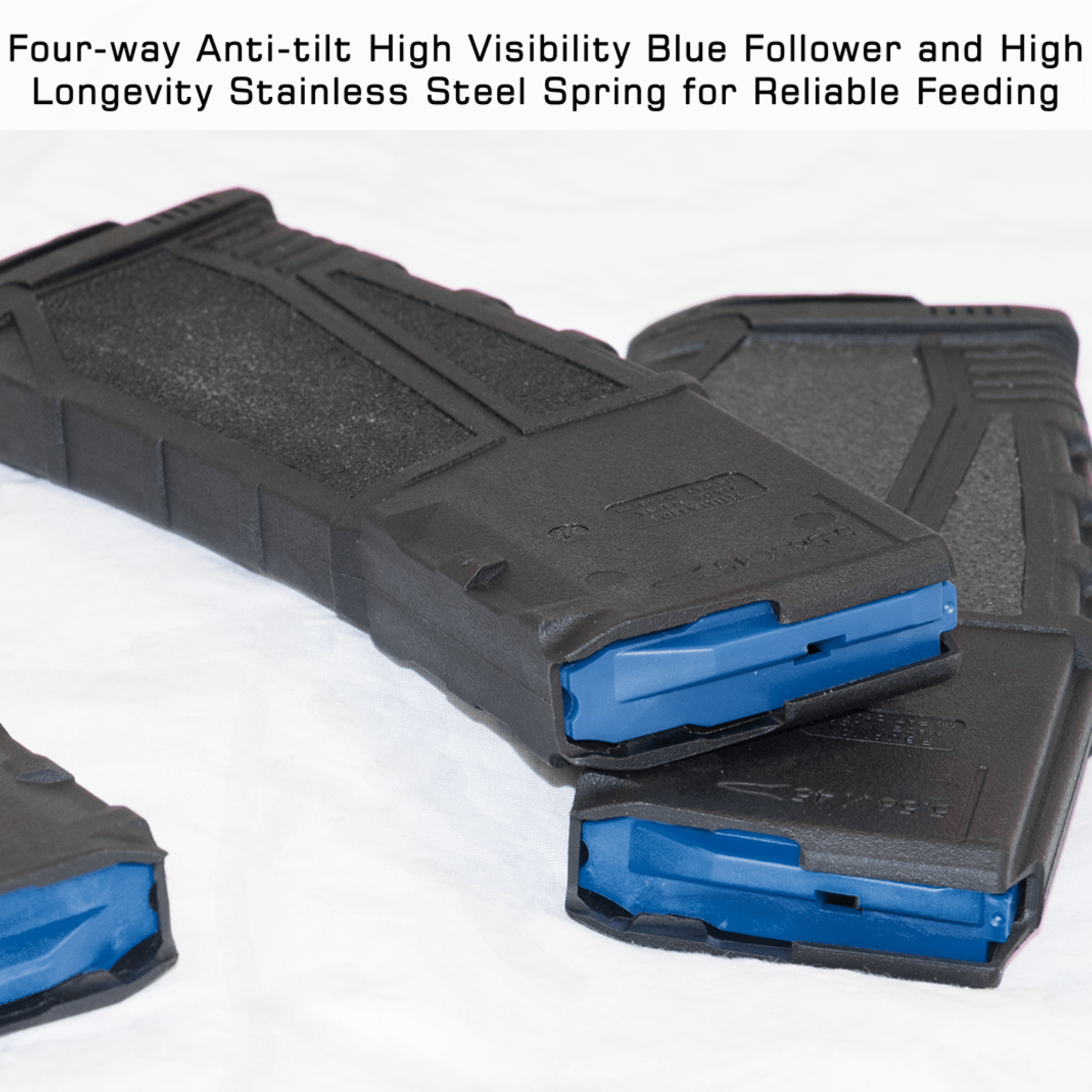 UTG AR15 Polymer Magazine: Caricatore da 30 colpi per calibro .223 Remington e 5.56x45 NATO. Realizzato in polimero ad alta resistenza con texture antiscivolo per un cambio rapido e sicuro. Dotato di elevatore blu anti-inclinazione e molla in acciaio inossidabile per un'alimentazione affidabile.