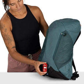 Osprey Hikelite LT 16 zaino tecnico da escursionismo giornaliero ultraleggero con capacità 16 L dotato di schienale ventilato AirSpeed tasche laterali in rete elastica e spallacci traspiranti. Zaino da trekking ideale per camminate outdoor e gite in giornata.