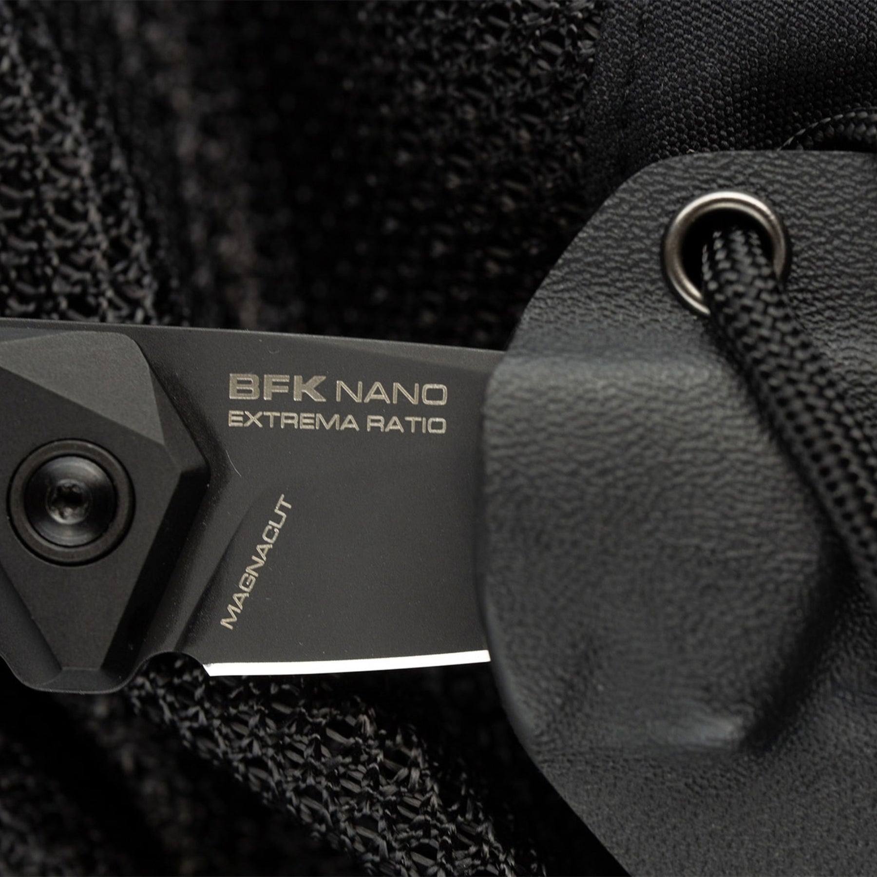Extrema Ratio BFK NANO coltello a lama fissa neck knife compatto con lama drop point in acciaio, guancette ergonomiche sagomate e foro passante per cordino da porto al collo o EDC tattico