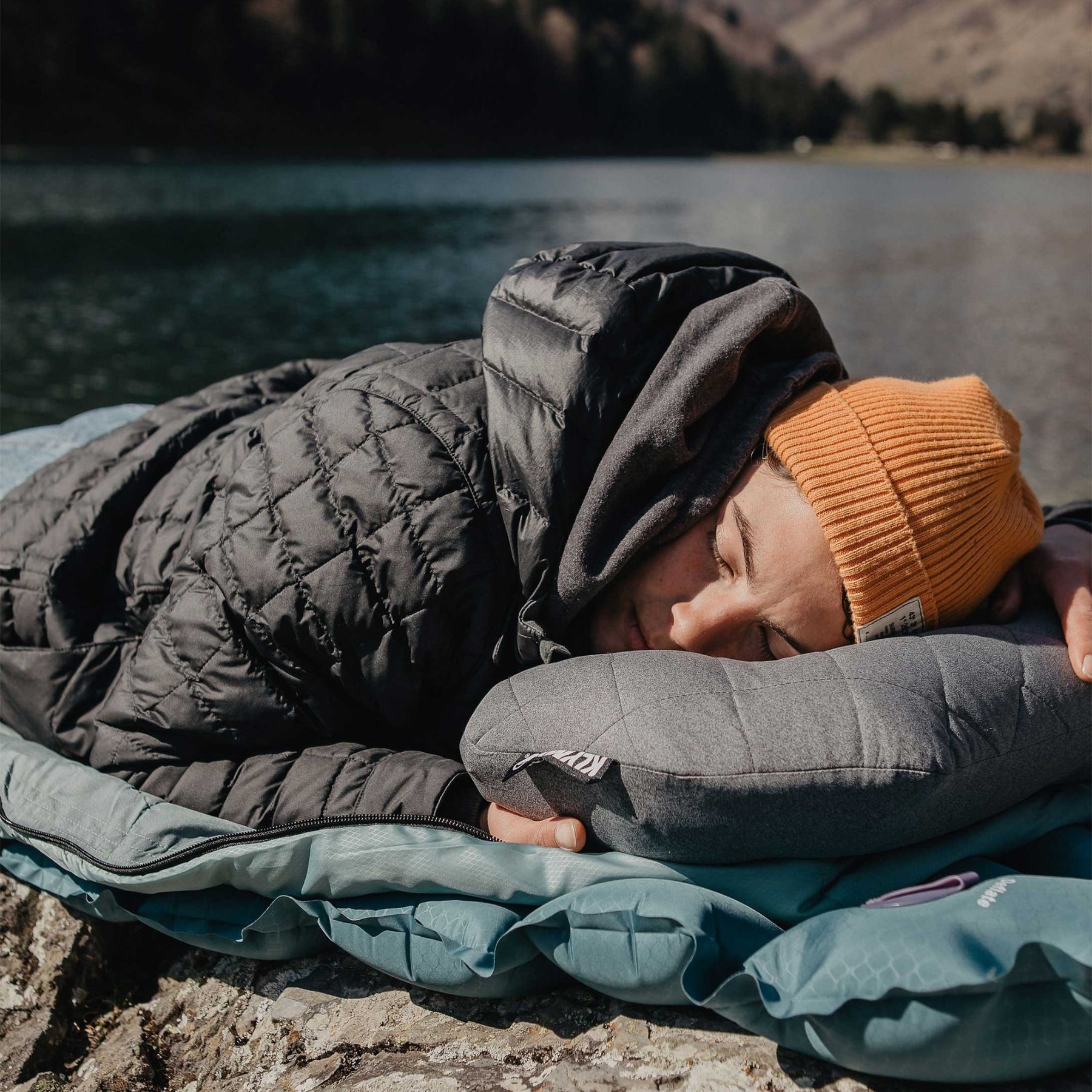 Klymit Luxe Pillow cuscino da trekking gonfiabile con fodera trapuntata a rombi morbida e rimovibile per il massimo comfort in campeggio. Ideale per escursionismo, viaggi e outdoor, dotato di etichetta con logo cucita sul lato, fotografato isolato su sfondo bianco.