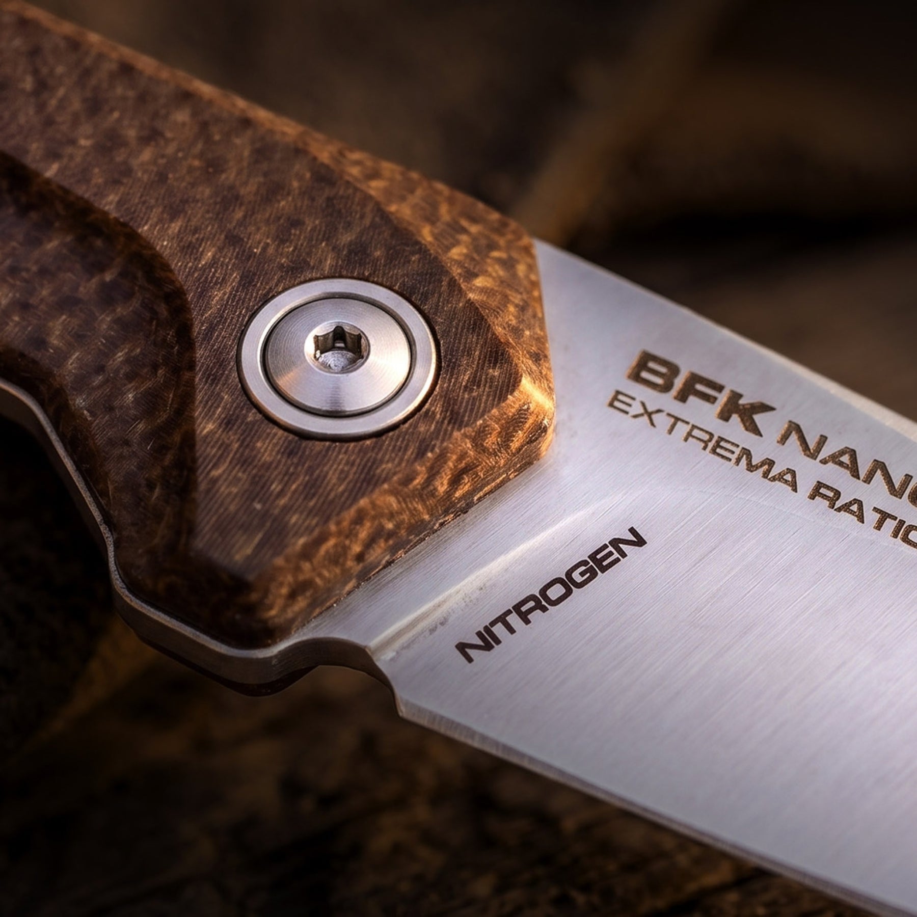 Extrema Ratio BFK NANO coltello a lama fissa neck knife compatto con lama drop point in acciaio, guancette ergonomiche sagomate e foro passante per cordino da porto al collo o EDC tattico