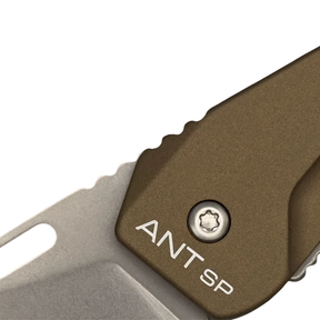 Extrema Ratio ANT SP: Coltello chiudibile EDC ultra-compatto e leggero. Lama in acciaio Bohler N690 e impugnatura in alluminio anticorodal anodizzato. Dotato di asola per cordino. Design minimalista ideale per porto quotidiano e utility.