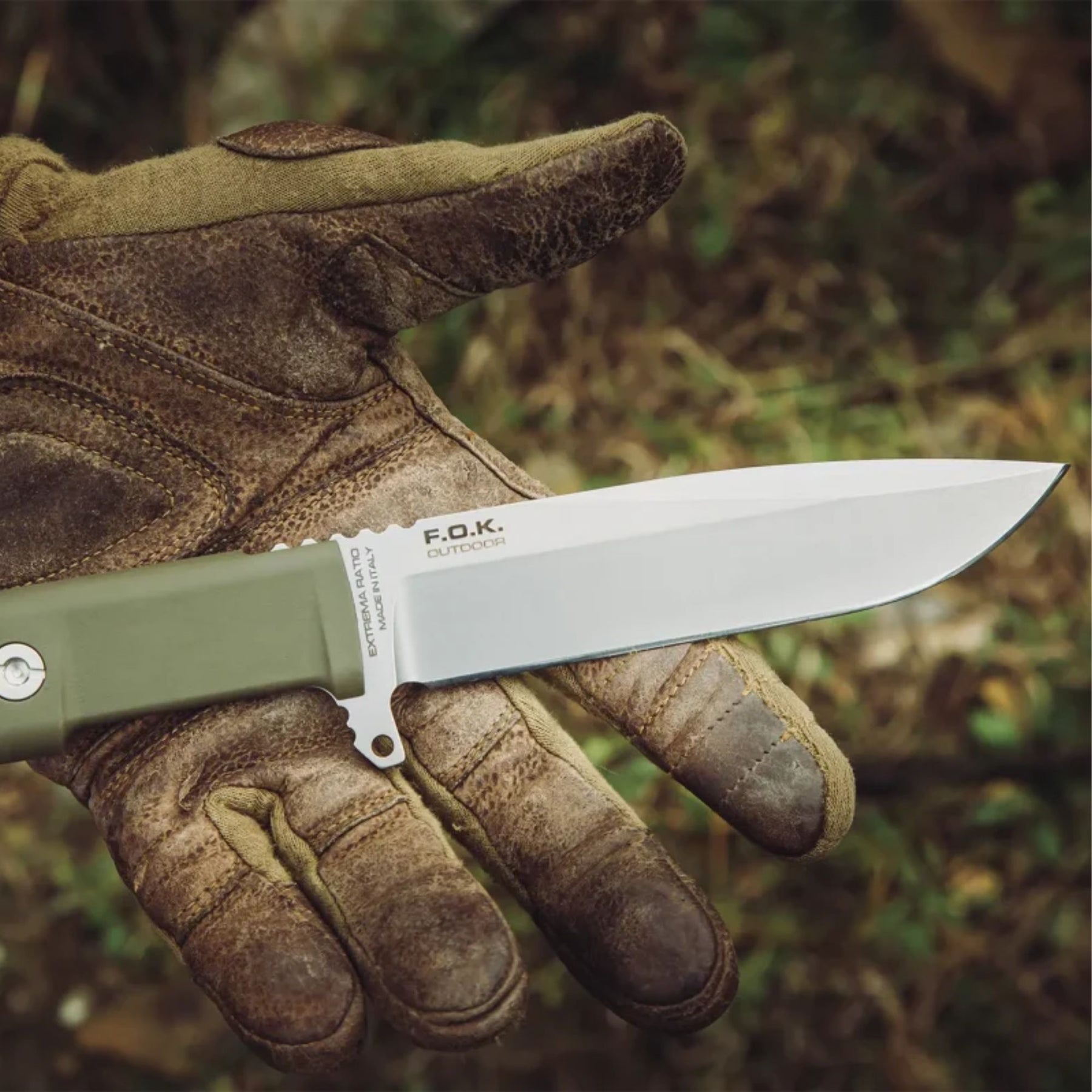 Extrema Ratio F.O.K. Outdoor coltello a lama fissa. Lama in acciaio Nitrogen 58 HRC con profilo drop point e finitura satinata. Manico ergonomico smontabile con singolo vite di fissaggio e laccio di sicurezza. Design compatto e robusto ideale per bushcraft e attività all'aperto.