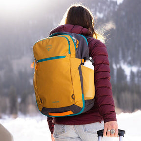 Osprey Daylite Carry-On Travel Pack 35 zaino da 35 litri ottimizzato per i viaggi con spallacci imbottiti, tasca frontale con zip, cinghie di compressione e tasche laterali elasticizzate. Un bagaglio a mano versatile ideale per escursioni e spostamenti.