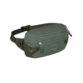 Osprey Transporter Waist Pack marsupio da 3 litri realizzato in tessuto tecnico con trama a griglia e logo frontale, dotato di tasca esterna con zip, cinghie di compressione laterali e cintura regolabile con fibbia a scatto per escursionismo e tempo libero.