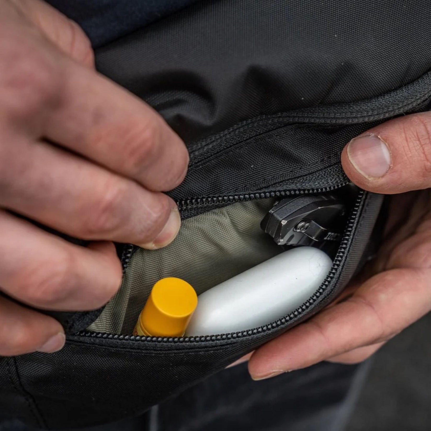 Eberlestock Bando Bag Marsupio tattico low-profile per EDC e porto occulto. Design discreto con tasca posteriore dedicata ad accesso rapido per arma e scomparto principale organizzato. Include passante per laccio emostatico. Soluzione versatile per sicurezza personale e urban carry. 2 misure.