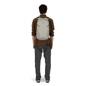 Osprey Daylite Plus Driftshade zaino multiruolo da 20 litri con scomparto per laptop e sacca idrica, tasche laterali in mesh, cinghie di compressione e schienale traspirante AirScape, in edizione limitata per trekking, viaggi e uso quotidiano.