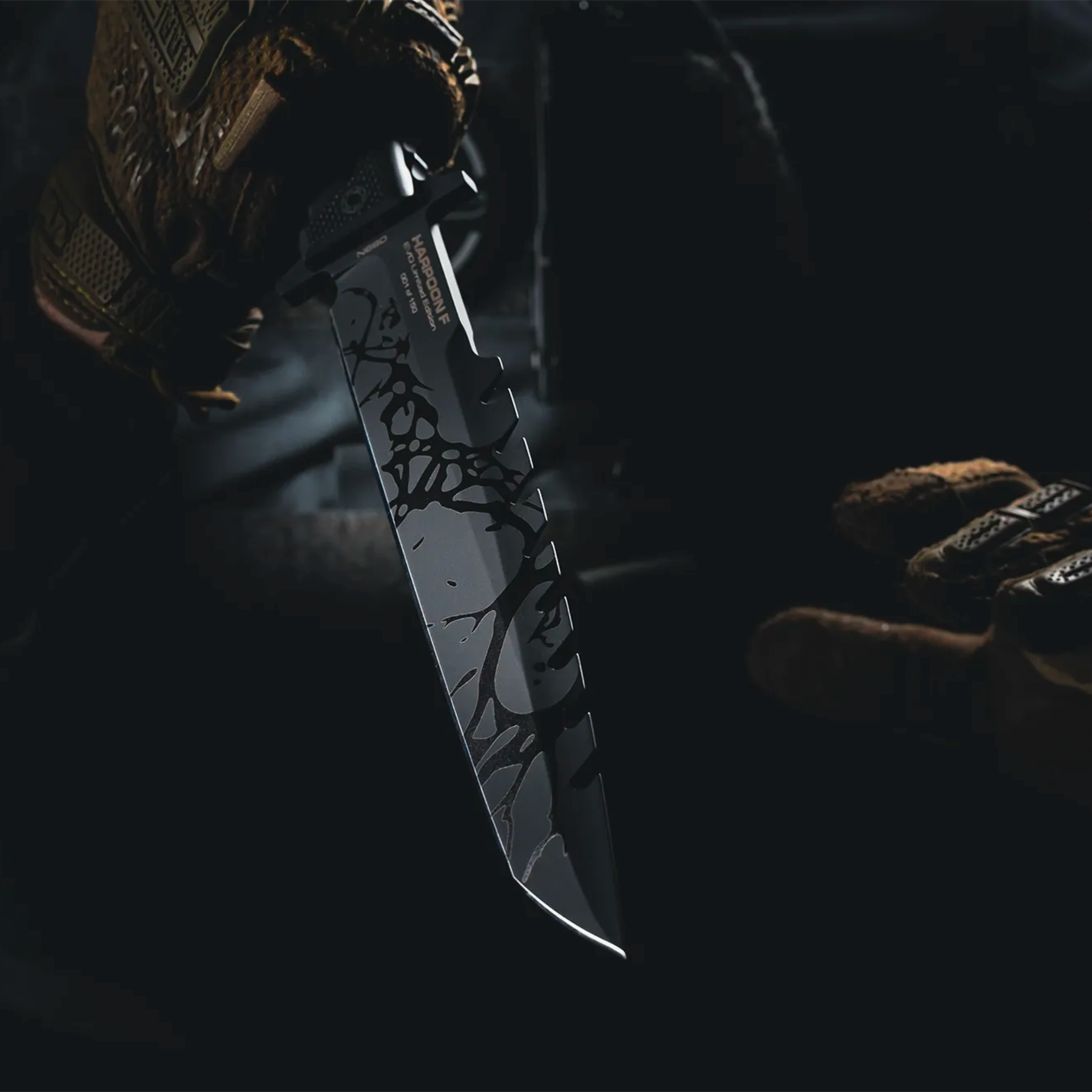 Extrema Ratio Harpoon F EVO Limited Edition: Coltello a lama fissa tattico in serie limitata di 150 esemplari. Lama in acciaio N690 con seghettatura dorsale. Impugnatura ergonomica in G10 e fodero tecnico incluso. Pezzo da collezione per professionisti e appassionati.