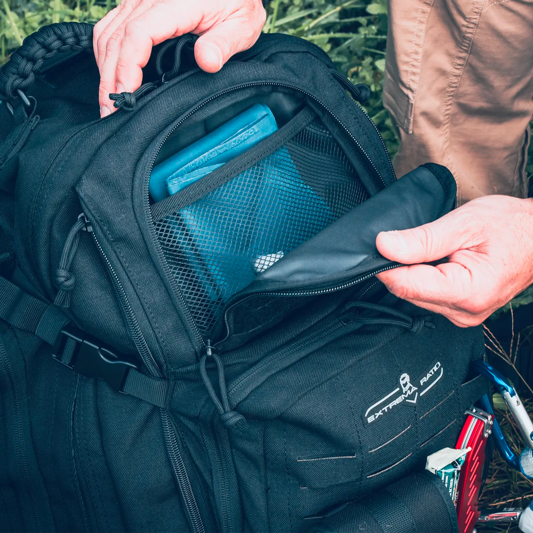 Extrema Ratio Sentinel Backpack: Zaino tattico da 35 litri. Dotato di sistema MOLLE laser-cut, scomparto principale ad apertura completa, tasche dedicate per laptop e sacca idrica. Include schienale traspirante termoforato e maniglia in paracord intrecciato per massima resistenza.